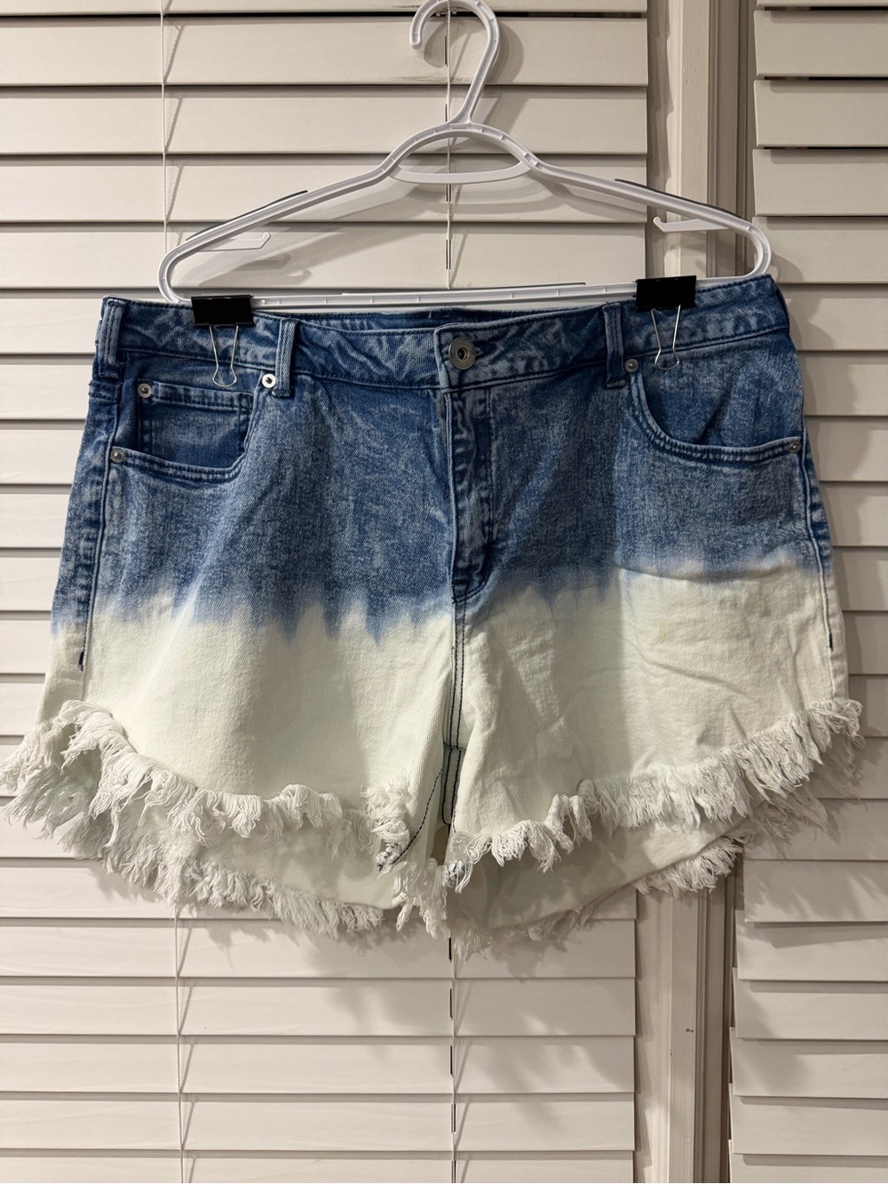 INC Women’s Blue and White Dip-Dye Denim Short 💙🤍 Size 16W